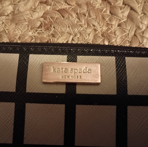 Kate Spade Stacy Laurel Print Black and Tan Checkered Trifold Zip Around Wallet - Picture 3 of 7